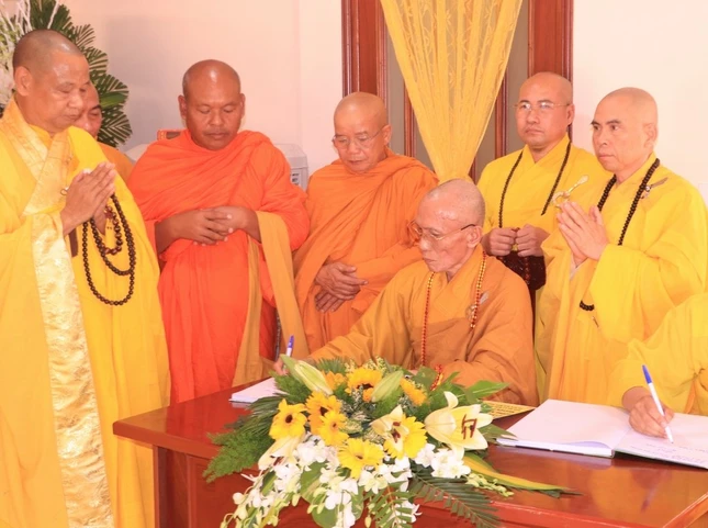 Hòa thượng Thích Huệ Trí ghi sổ tang Hòa thượng Thích Huệ Trí ghi sổ tang