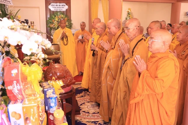 Chư tôn đức Ban Thường trực Ban Trị sự GHPGVN tỉnh dâng nén tâm hương tưởng niệm Chư tôn đức Ban Thường trực Ban Trị sự GHPGVN tỉnh dâng nén tâm hương tưởng niệm