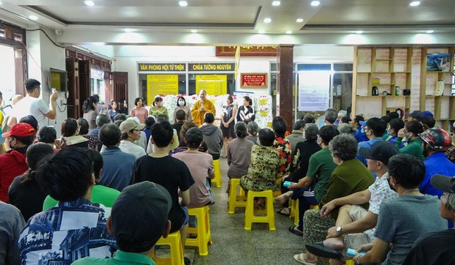 Những gia đình khó khăn về chùa Tường Nguyên nhận quà Tết - Ảnh: TN