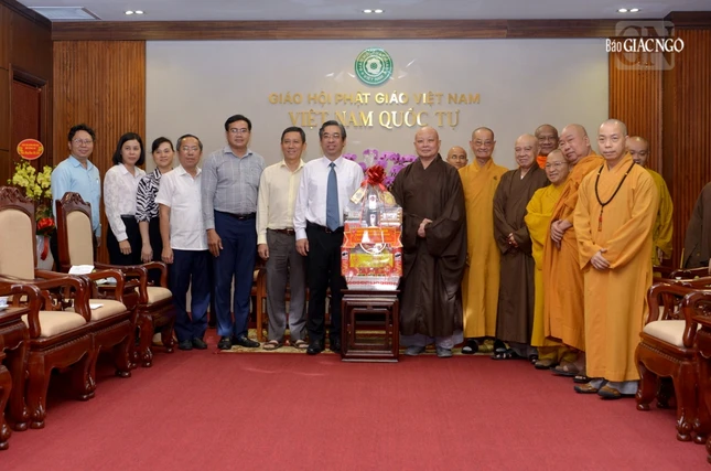 Phó Bí thư Thành ủy TP.HCM Nguyễn Phước Lộc trao quà chúc Tết Giáp Thìn đến lãnh đạo Ban Trị sự GHPGVN TP.HCM Phó Bí thư Thành ủy TP.HCM Nguyễn Phước Lộc trao quà chúc Tết Giáp Thìn đến lãnh đạo Ban Trị sự GHPGVN TP.HCM