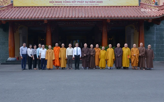 Phái đoàn chụp ảnh lưu niệm trước Trụ sở Ban Trị sự - Việt Nam Quốc Tự Phái đoàn chụp ảnh lưu niệm trước Trụ sở Ban Trị sự - Việt Nam Quốc Tự