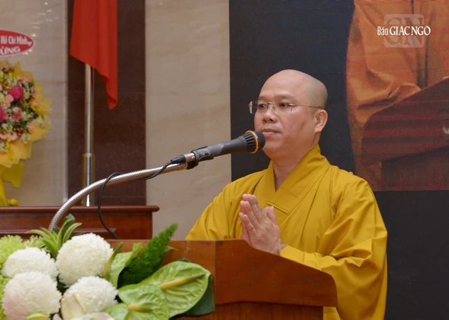 Đại đức Thích Trí Đức đọc quyết định của Ban Thường trực Ban Trị sự TP.HCM điều chỉnh, bổ sung nhân sự Ban Hoằng pháp