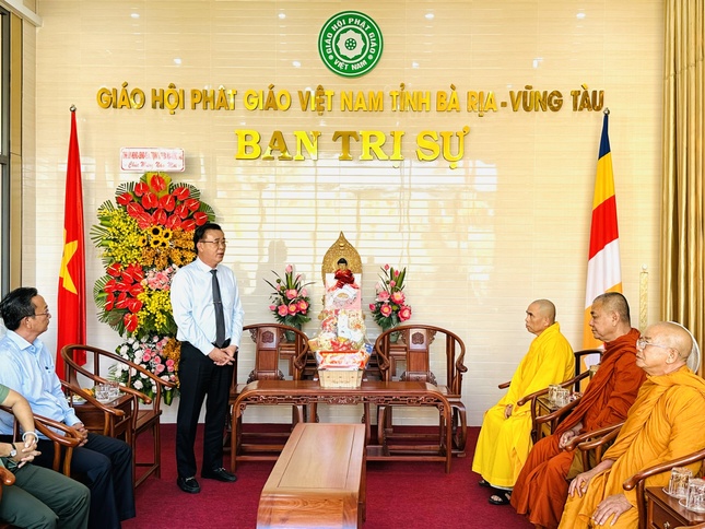 Ông Huỳnh Văn Danh chúc Tết đến chư tôn đức Ban Trị sự