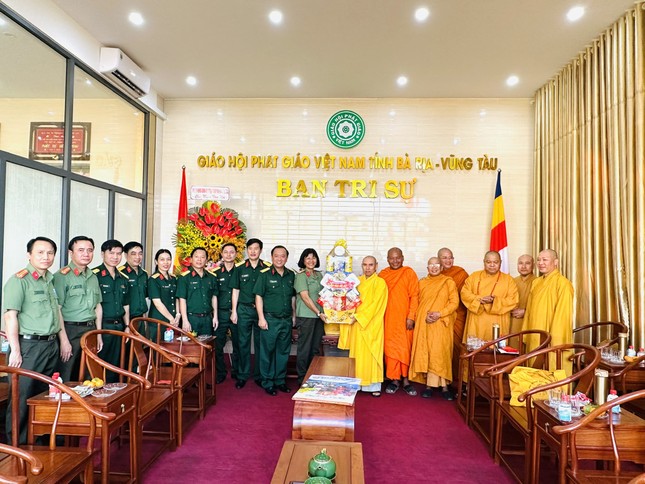 Đại tá Trần Thị Kim Phụng đại diện Công an tỉnh tặng quà Tết chúc mừng