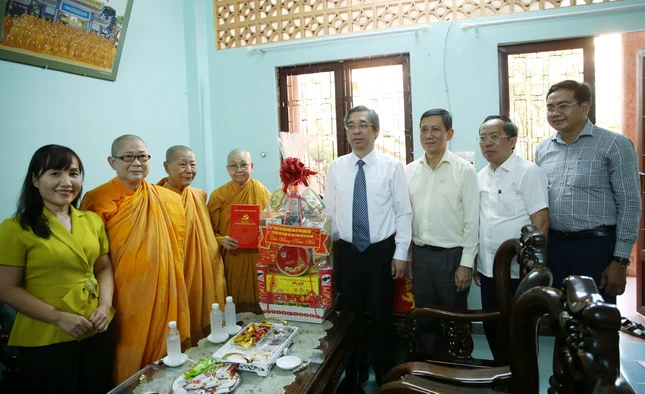 Phó Bí thư Thành ủy TP.HCM Nguyễn Phước Lộc thăm, chúc Tết đến Ni trưởng Thích nữ Tín Liên tại tịnh xá Ngọc Phương - Ảnh: Long Hồ Phó Bí thư Thành ủy TP.HCM Nguyễn Phước Lộc thăm, chúc Tết đến Ni trưởng Thích nữ Tín Liên tại tịnh xá Ngọc Phương - Ảnh: Long Hồ