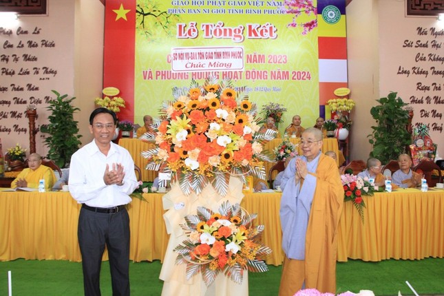 Ông Phạm Quang Hà, Trưởng ban Tôn giáo tỉnh tặng hoa chúc mừng