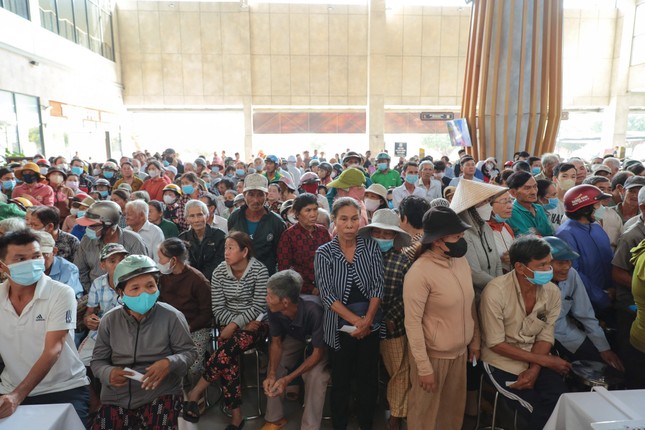 Người dân tỉnh Tây Ninh đến nhận quà từ thiện