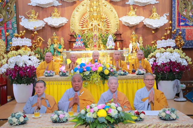 Chư tôn đức Tăng Ni tụng kinh chúc nguyện lễ mừng thọ