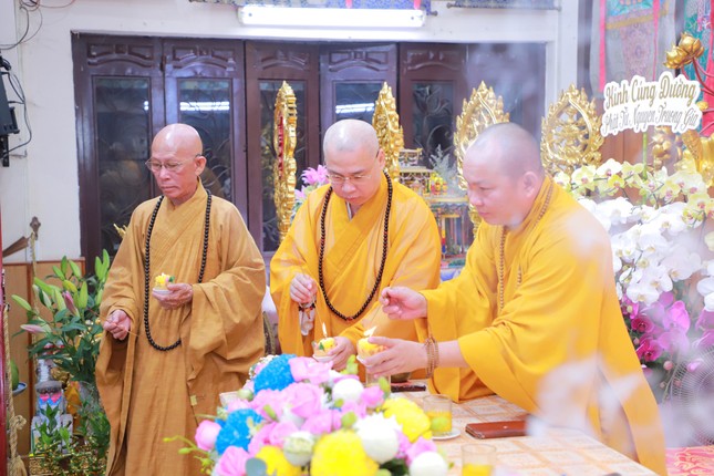 Chư tôn đức thắp nến chúc thọ đến Phật tử