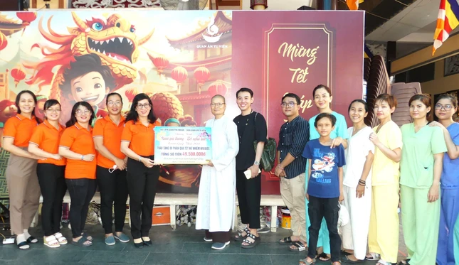 Ban Tổ chức đã tặng 99 bệnh nhân nghèo nhiễm HIV/AIDS do Hội Liên hiệp Phụ nữ quận đại diện nhận để trao tặng