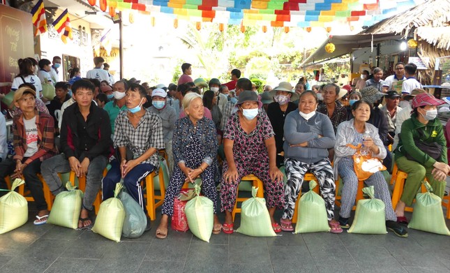 Bà con khó khăn nhận quà Tết tại Quan Âm tu viện Bà con khó khăn nhận quà Tết tại Quan Âm tu viện