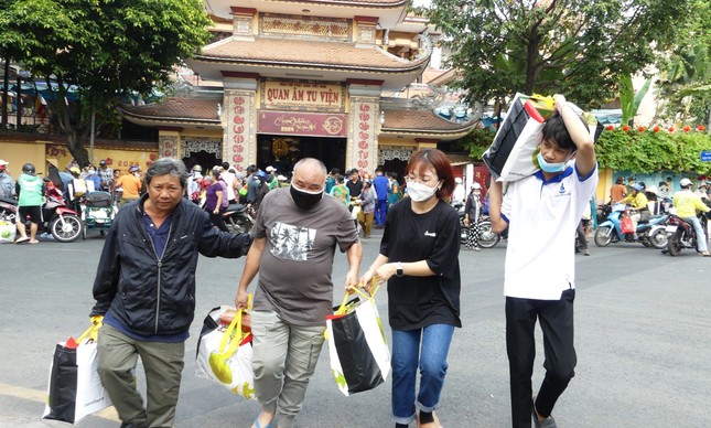 Nhận quà Tết Nhận quà Tết