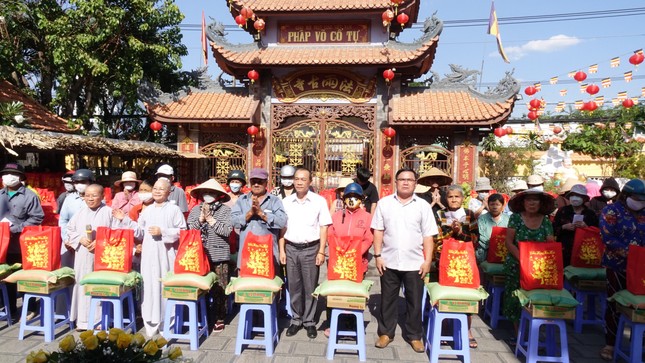 Chùa Pháp Võ trao quà chia sẻ Tết ấm với bà con có hoàn cảnh khó khăn - Ảnh: P.V