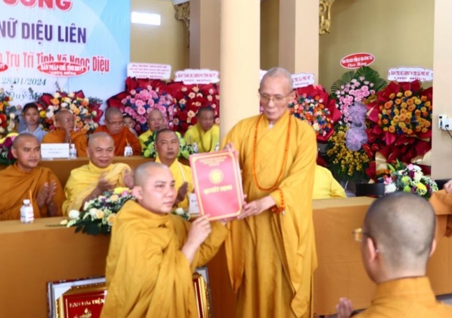 Hòa thượng Thích Huệ Trí trao quyết định đến Đại đức Thích Thiện Thông