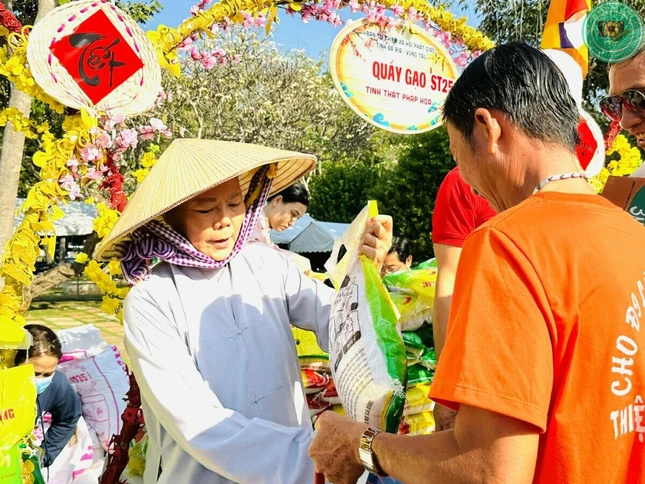 Người dân đi chợ được nhận các loại thực phẩm cần cho gia đình