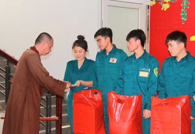 Thượng tọa Thích Minh Trí trao quà Tết đến dân quân tự vệ có hoàn cảnh khó khăn