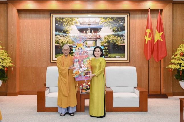 Hòa thượng Thích Huệ Trí trao hoa chúc Tết đến lãnh đạo Tỉnh ủy - bà Nguyễn Thị Yến, Phó Bí thư Thường trực Tỉnh ủy tỉnh BR-VT