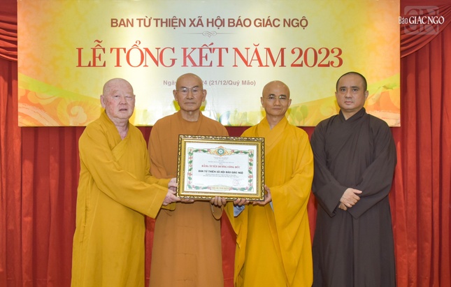 Thượng tọa Thích Thiện Quý thay mặt Ban Thường trực Ban Trị sự TP.HCM trao Bằng tuyên dương công đức đến tập thể Ban Từ thiện xã hội báo Giác Ngộ