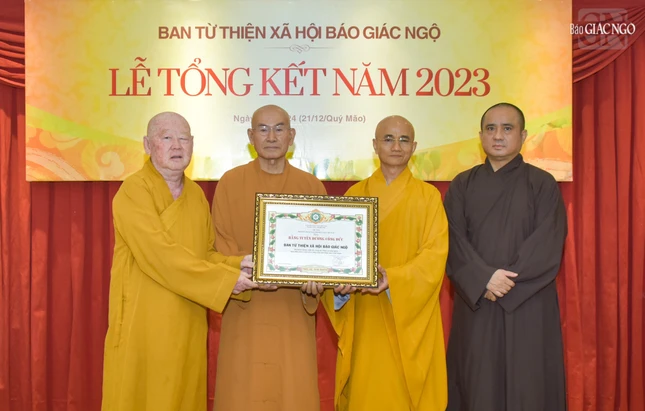 Thượng tọa Thích Thiện Quý thay mặt Ban Thường trực Ban Trị sự TP.HCM trao Bằng tuyên dương công đức đến tập thể Ban Từ thiện xã hội báo Giác Ngộ