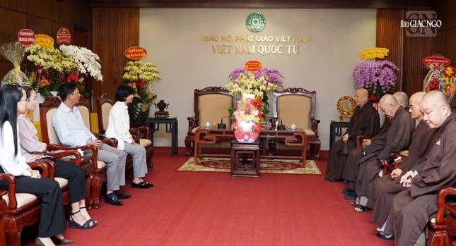 Hòa thượng Thích Lệ Trang cùng chư tôn đức Ban Trị sự tiếp thân mật đoàn