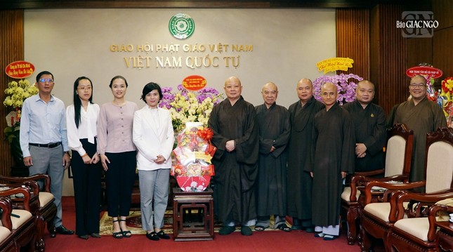 Bà Nguyễn Lê Hà tặng hoa và quà chúc mừng đến chư tôn đức Ban Trị sự GHPGVN TP.HCM