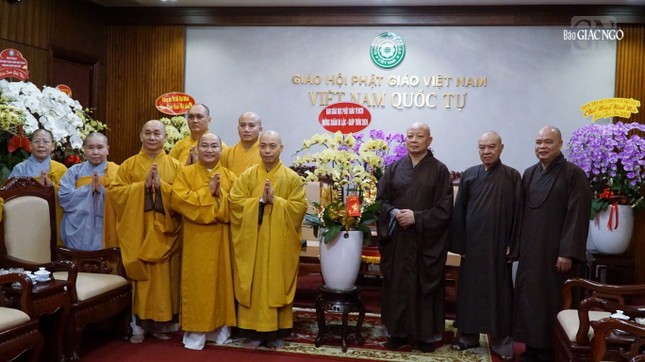 Đoàn trao hoa chúc Tết đến Hòa thượng Trưởng ban Trị sự TP.HCM và chư tôn đức Ban Trị sự - Ảnh: H.D