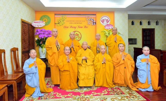 Chụp ảnh lưu niệm cùng Trưởng lão Hòa thượng Thích Thiện Nhơn - Ảnh: C.Minh Chụp ảnh lưu niệm cùng Trưởng lão Hòa thượng Thích Thiện Nhơn - Ảnh: C.Minh