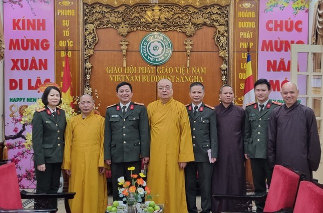 Trưởng lão Hòa thượng Thích Thanh Nhiễu chụp ảnh lưu niệm cùng lãnh đạo Phòng PA02 - Công an TP.Hà Nội