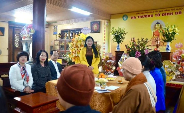 Bà Nguyễn Lan Hương chúc sức khỏe đến Ni trưởng, gởi lời chúc mừng năm mới tới chư vị giáo phẩm cùng toàn thể các vị Tăng, Ni, Phật tử