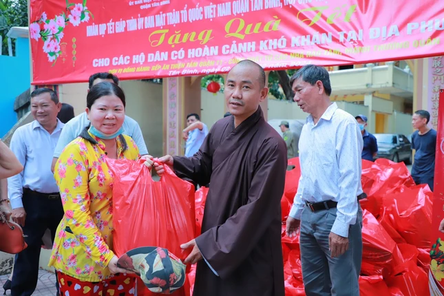 Đại đức Thích Hạnh Nhàn trao quà đến bà con khó khăn