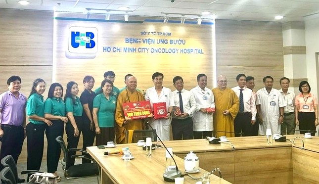Ban Từ thiện xã hội GHPGVN TP.HCM và Nhóm Chia Sẻ cùng y bác sĩ Bệnh viện Ung Bướu TP.HCM - cơ sở 2 (TP.Thủ Đức)