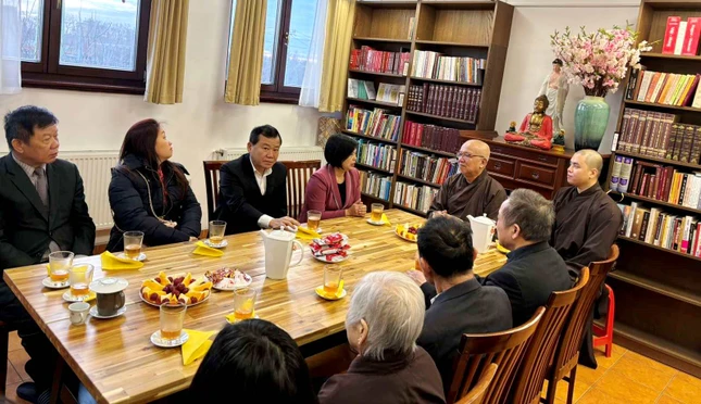 Hòa thượng Thích Thiện Bảo tiếp bà Nguyễn Thị Bích Thảo - Đại sứ Đặc mệnh toàn quyền nước CHXHVN tại Hungary Hòa thượng Thích Thiện Bảo tiếp bà Nguyễn Thị Bích Thảo - Đại sứ Đặc mệnh toàn quyền nước CHXHVN tại Hungary