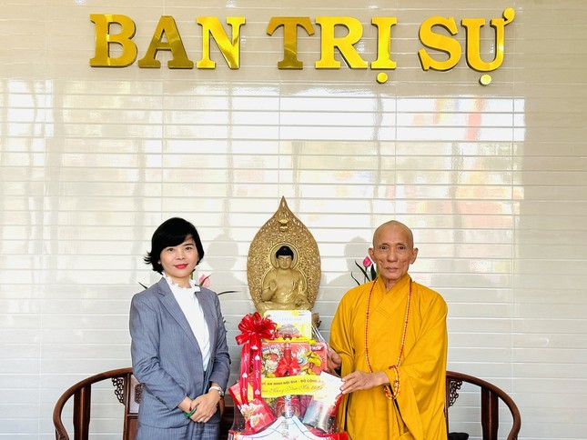 Bà Nguyễn Lê Hà trao quà chúc mừng Tết đến Hòa thượng Thích Huệ Trí Bà Nguyễn Lê Hà trao quà chúc mừng Tết đến Hòa thượng Thích Huệ Trí