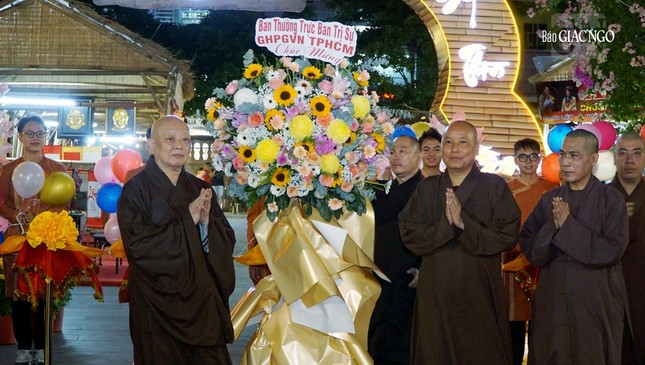 Hòa Thượng Thích Lệ Trang, Trưởng ban Trị sự GHPGVN TP.HCM tặng hoa chúc mừng Ban Văn hóa GHPGVN TP.HCM