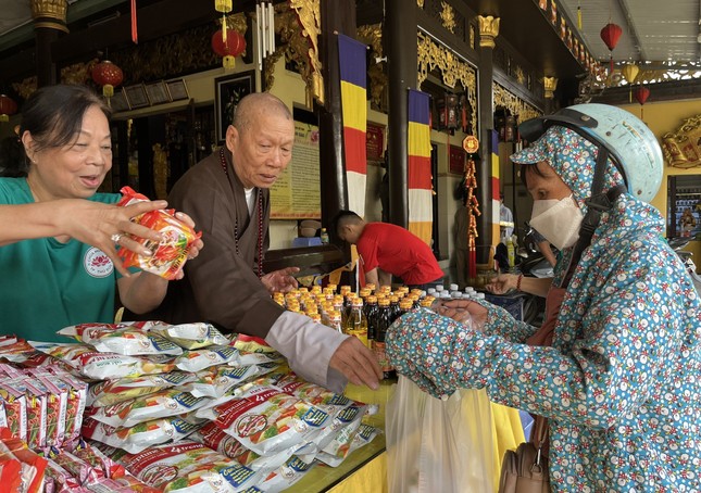 Hòa thượng Thích Giác Trí trao quà đến bà con khó khăn Hòa thượng Thích Giác Trí trao quà đến bà con khó khăn