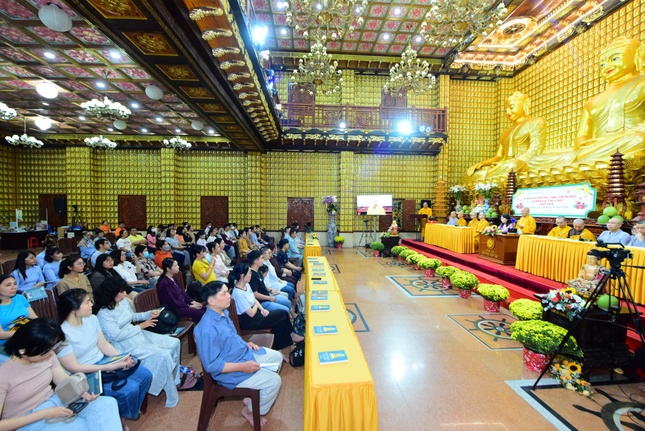 Chủ tọa trao đổi, giải thích các nội dung mà các tình nguyện viên đăng ký hiến xác, hiến mô tạng thắc mắc - Ảnh: BTC Chủ tọa trao đổi, giải thích các nội dung mà các tình nguyện viên đăng ký hiến xác, hiến mô tạng thắc mắc - Ảnh: BTC