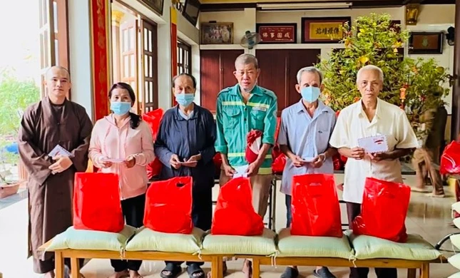 Trao quà tại chùa Phước Ân, xã Vĩnh Lộc A Trao quà tại chùa Phước Ân, xã Vĩnh Lộc A