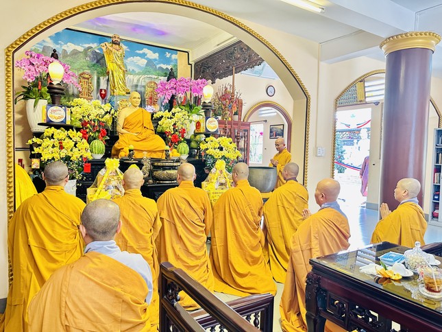 Đảnh lễ Giác linh Hòa thượng Thích Giác Khánh