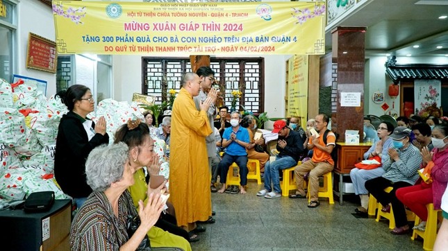 Đại đức Thích Minh Phú chúc Tết đến bà con đến nhận quà