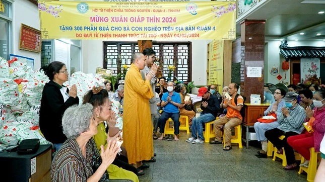 Đại đức Thích Minh Phú chúc Tết đến bà con đến nhận quà