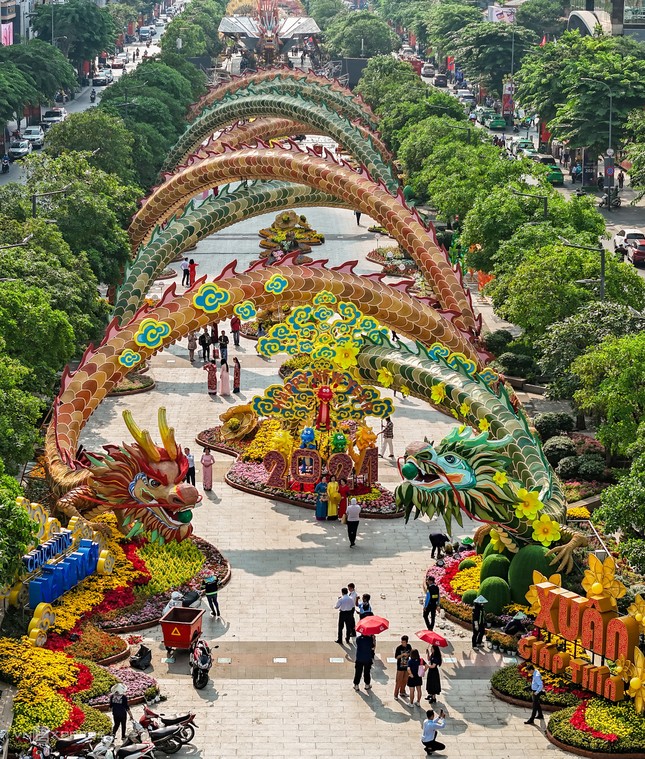 Rồng uốn lượn tạo thành mái vòm đẹp mắt - Ảnh: VnExpress