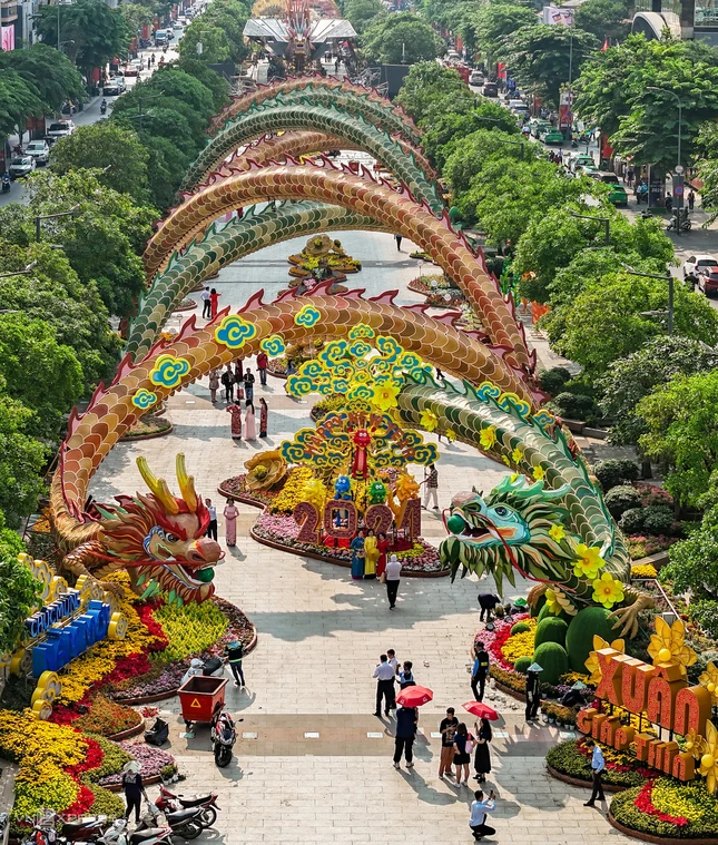 Rồng uốn lượn tạo thành mái vòm đẹp mắt - Ảnh: VnExpress