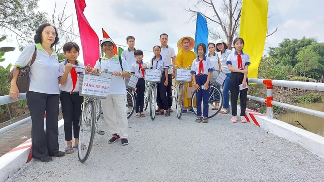 Quỹ Thọ Giác trao tặng 6 xe đạp cho học sinh