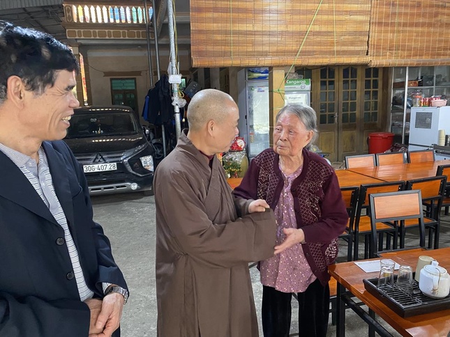 Hòa thượng Thích Bảo Nghiêm thăm hỏi, trao quà chúc Tết các cụ thân nhân liệt sĩ nhân Tết Giáp Thìn - 2024