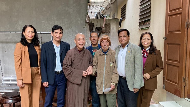 Hòa thượng Thích Bảo Nghiêm chúc thọ các cụ ông, cụ bà