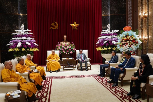 Phó Bí thư Thành ủy TP.Hà Nội Nguyễn Văn Phong tiếp Hòa thượng Thích Bảo Nghiêm