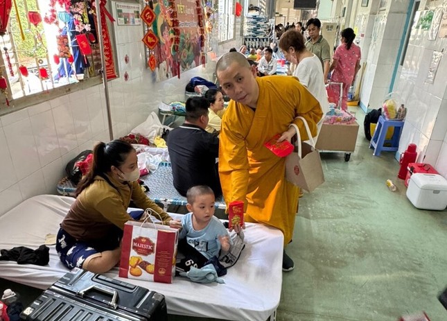 Đại đức Thích Giác Thọ trao quà đến bệnh nhi - Ảnh: T.G
