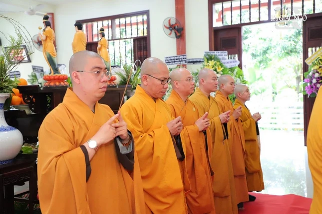 Chư tôn đức các ban chuyên môn viếng tang