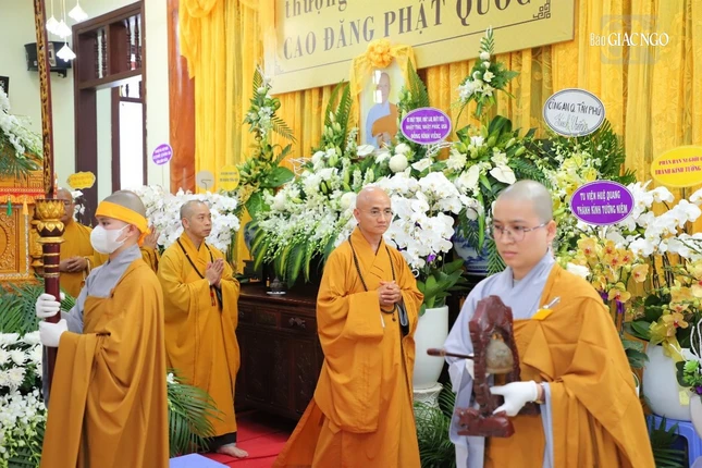 Đoàn hữu nhiễu kim quan tiễn biệt