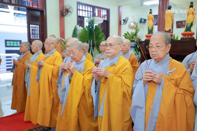 Chư Ni thắp hương tưởng niệm